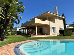 XPCE Artola Playa - Villa de Lujo con pista de padel privada y piscina